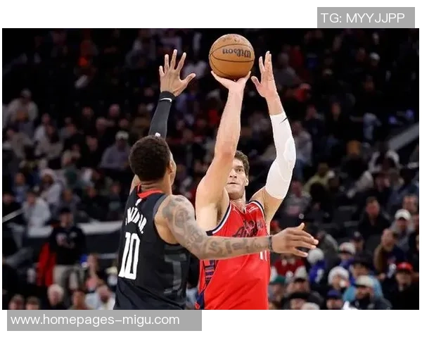 布鲁克洛佩斯：从篮筐之下到三分线外的篮球传奇之路